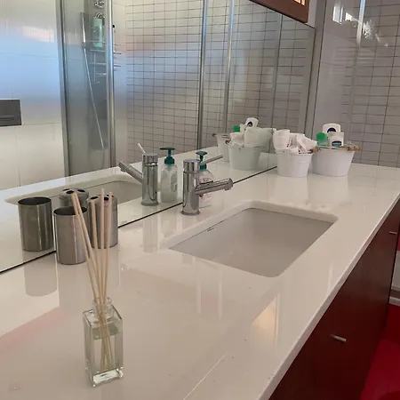 Luxurious And Spacious Ensuite And Lounge With Ping Pong Table - Perfect To Rest Near The