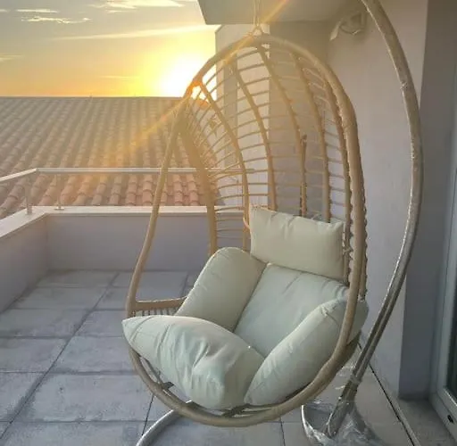 Luxurious And Spacious Ensuite And Lounge With Ping Pong Table - Perfect To Rest Near The Appartement *