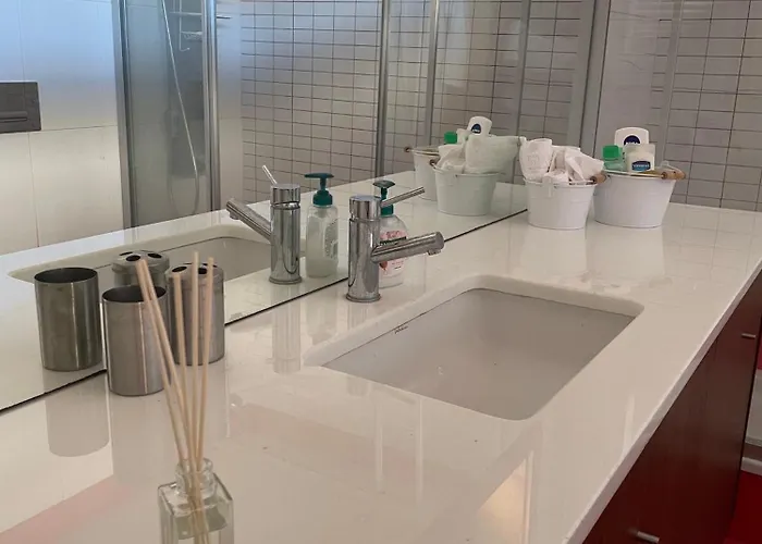 Luxurious And Spacious Ensuite And Lounge With Ping Pong Table - Perfect To Rest Near The